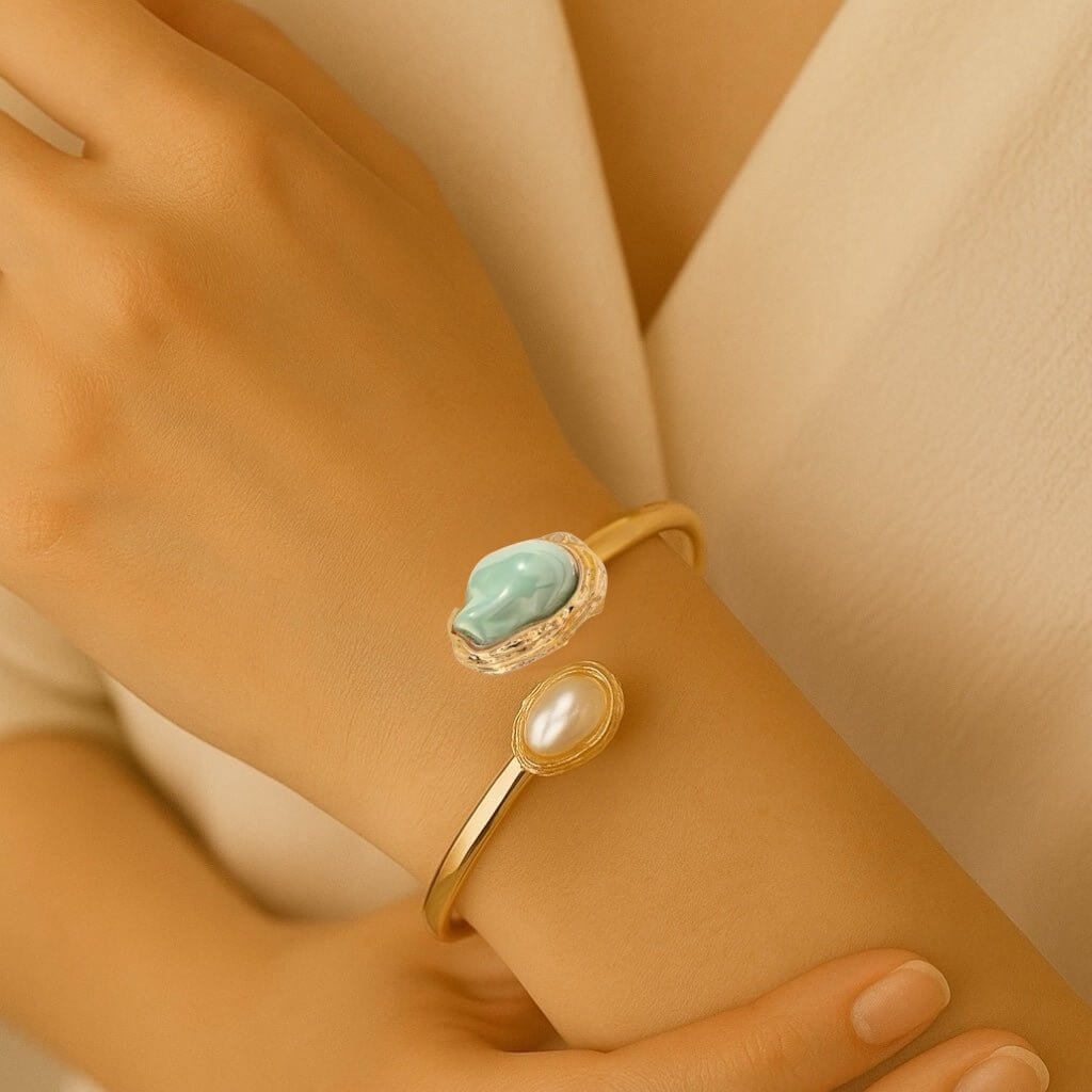 Goldener Offener Armreif mit Perlen, grün