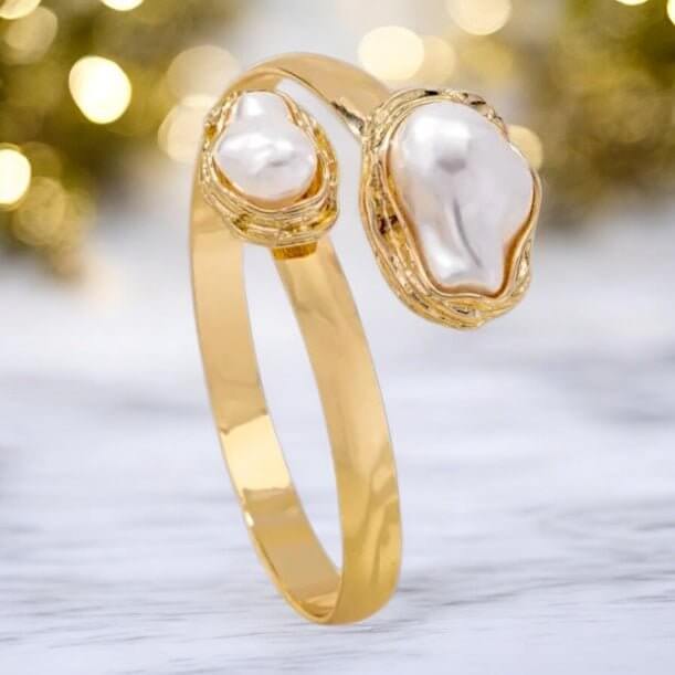 Goldener Offener Armreif mit Perlen, weiß