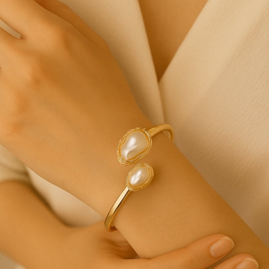 Goldener Offener Armreif mit Perlen, weiß