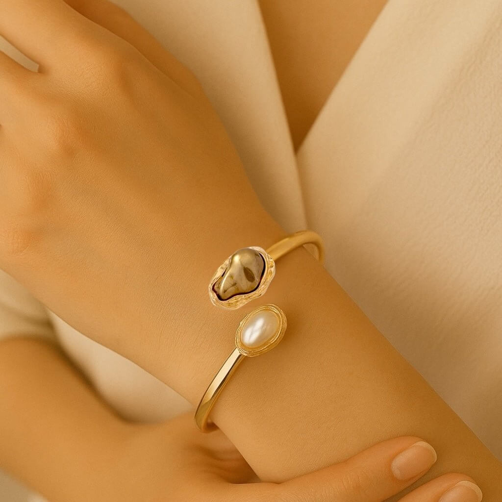 Goldener Offener Armreif mit Perlen, braun