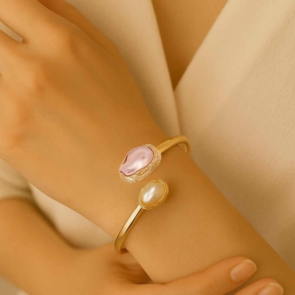 Goldener Offener Armreif mit Perlen, rosa