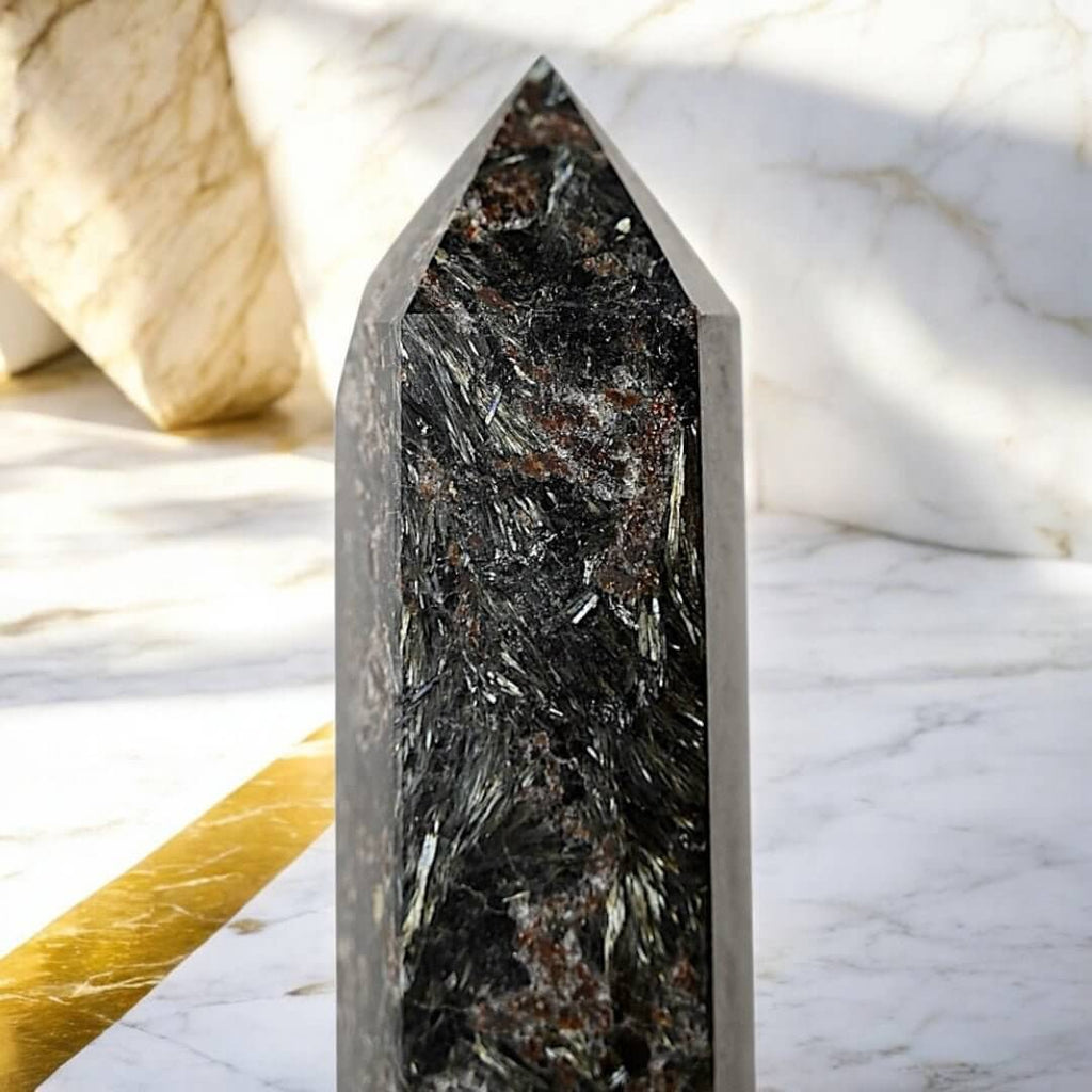 Astrophyllit-Granat Obelisk – imposantes Naturjuwel mit markanter Struktur