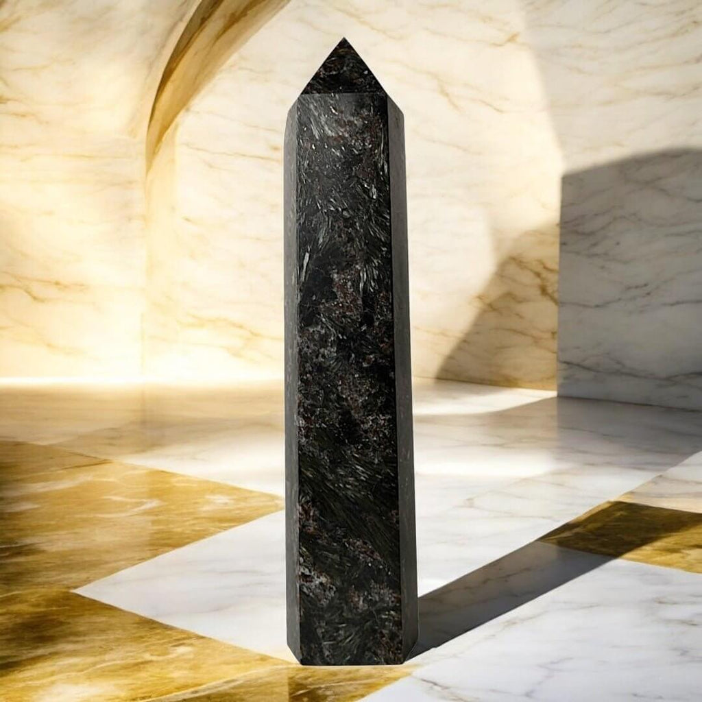 Astrophyllit-Granat Obelisk – imposantes Naturjuwel mit markanter Struktur
