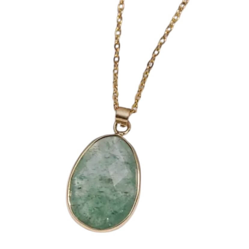 Facettierter Aventurin-Anhänger an goldener Kette – Ausdrucksstarkes Edelsteinstück für feminine Energie