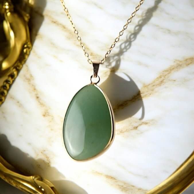 Halskette mit Aventurin-Anhänger - Stilvolles Naturjuwel an goldener Kette für Balance und Wohlbefinden