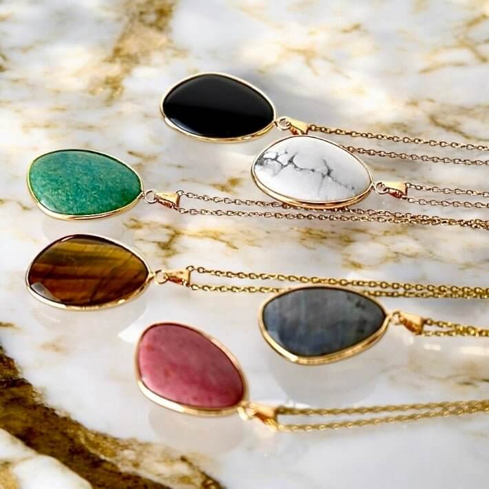 Halskette mit Aventurin-Anhänger - Stilvolles Naturjuwel an goldener Kette für Balance und Wohlbefinden