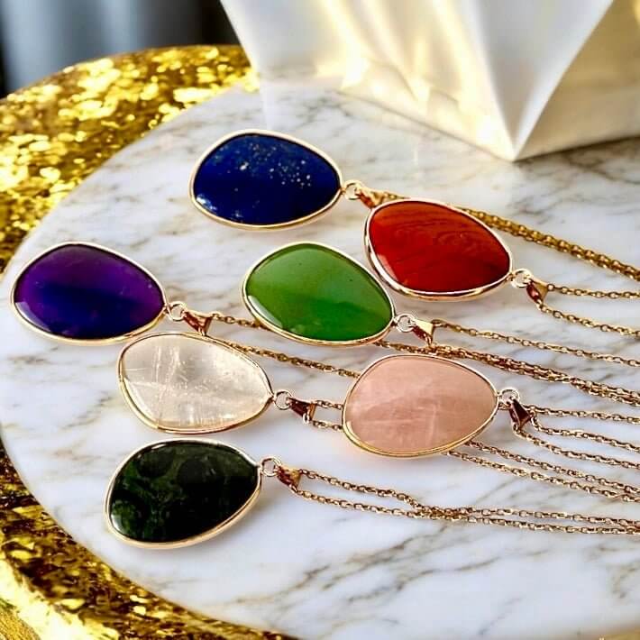 Halskette mit Aventurin-Anhänger - Stilvolles Naturjuwel an goldener Kette für Balance und Wohlbefinden