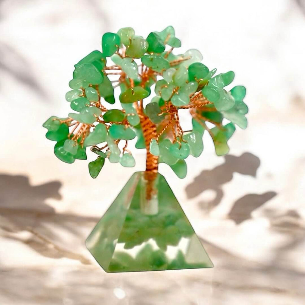 Baum aus Aventurin auf Kristallpyramide – Unterstützt Optimismus und positive Energie
