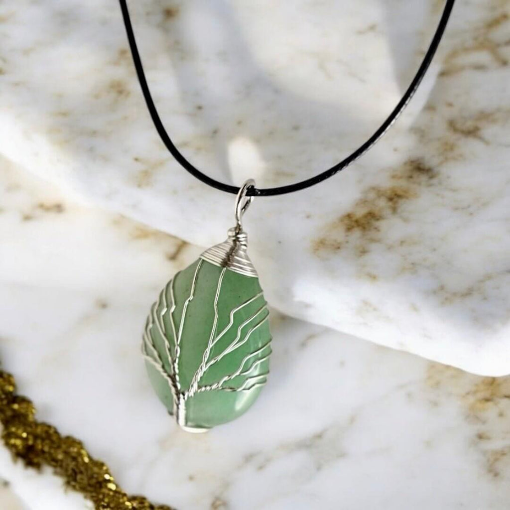 Halskette mit tropfenförmigen Aventurin, Silber