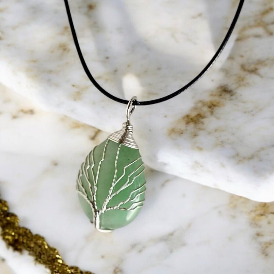 Halskette mit tropfenförmigen Aventurin, Silber