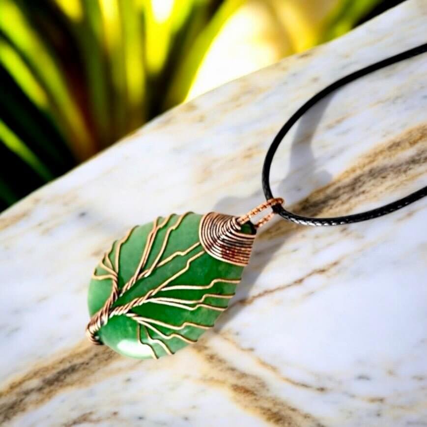 Halskette mit tropfenförmigen Aventurin und Kupfer - Natürliches Schmuckstück für Gelassenheit und Balance