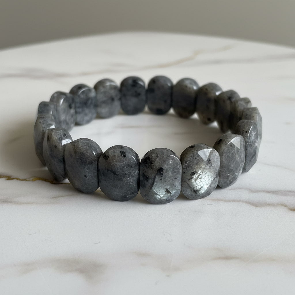 Larvikit Facettenarmband – Fokus & Transformation CrystalScents