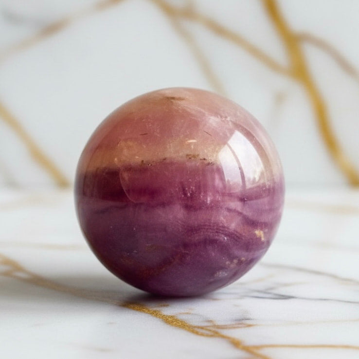 Fluorit Kugel – intensives Naturjuwel in Lila CrystalScents