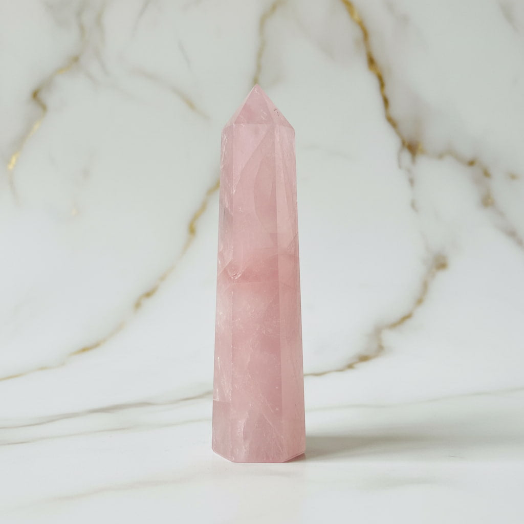 Rosenquarz Obelisk – Harmonie JETZT entdecken CrystalScents