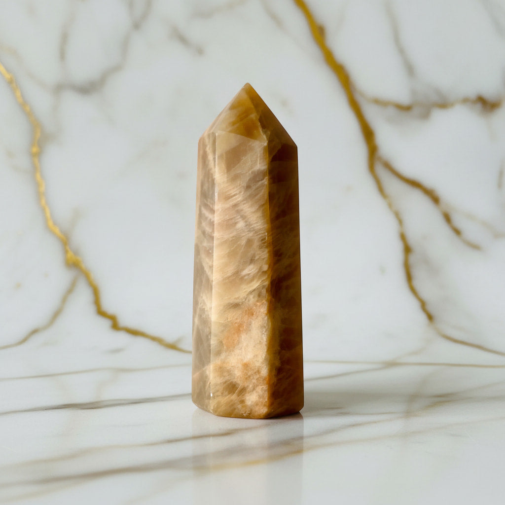 Mondstein Obelisk Orange – Energie JETZT sichern CrystalScents