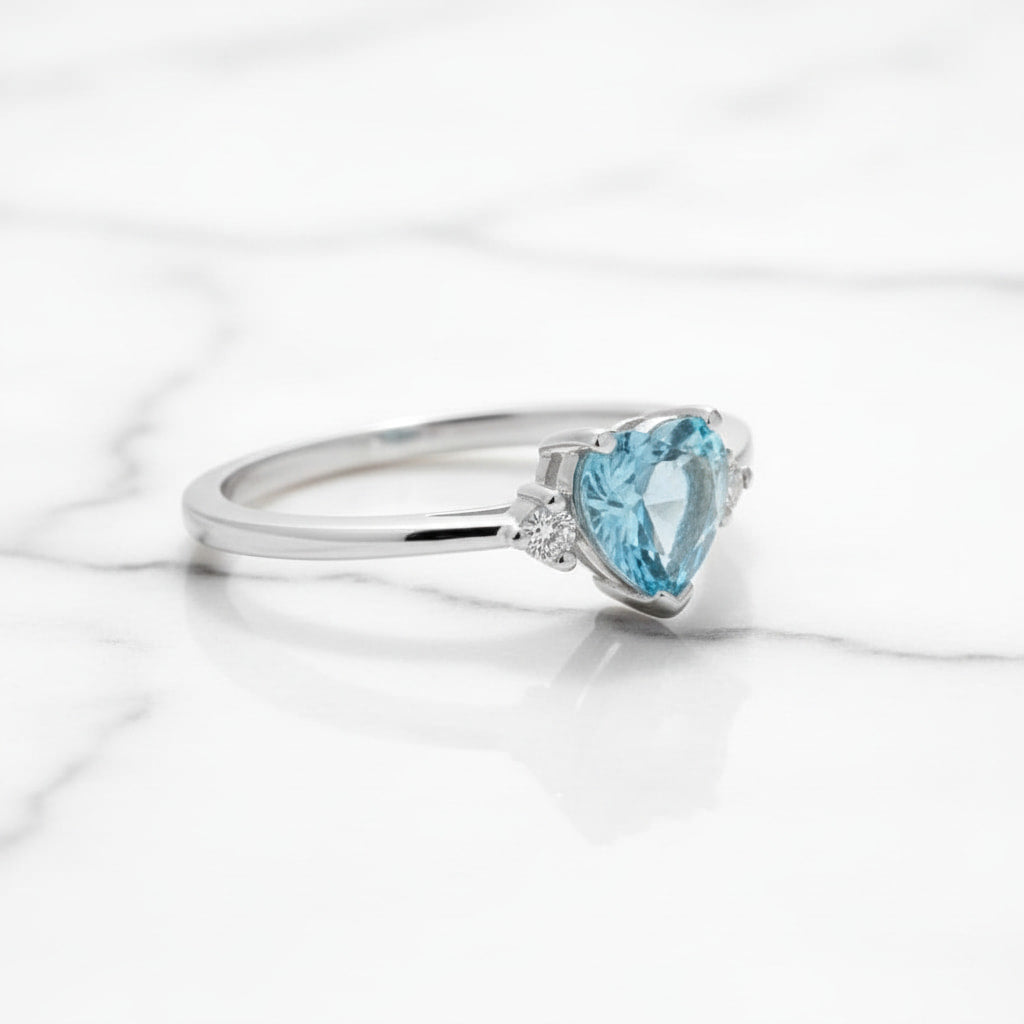 Topas Ring – Herz in strahlendem Blau