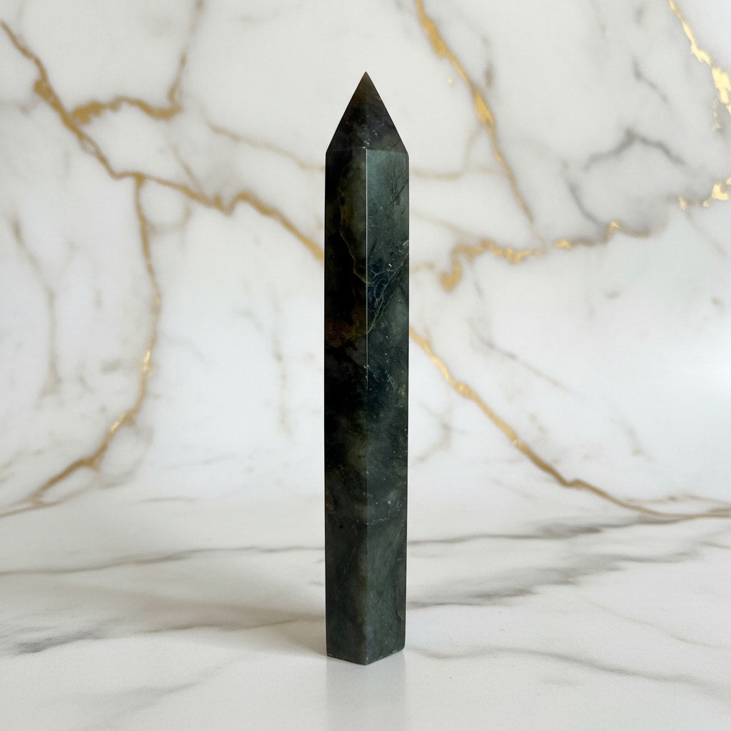 Labradorit Obelisk – Kraft & Lebendigkeit