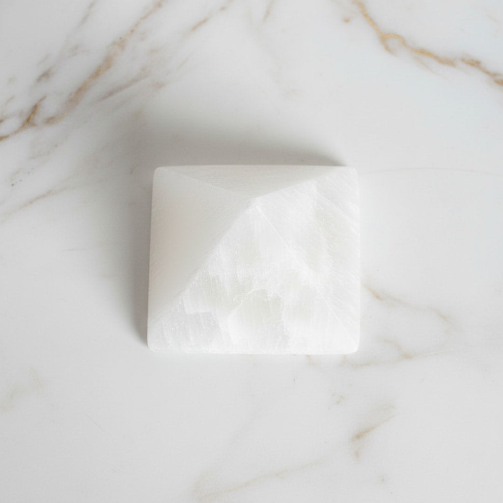 Selenit Pyramide – Kristall für Meditation JETZT sichern CrystalScents