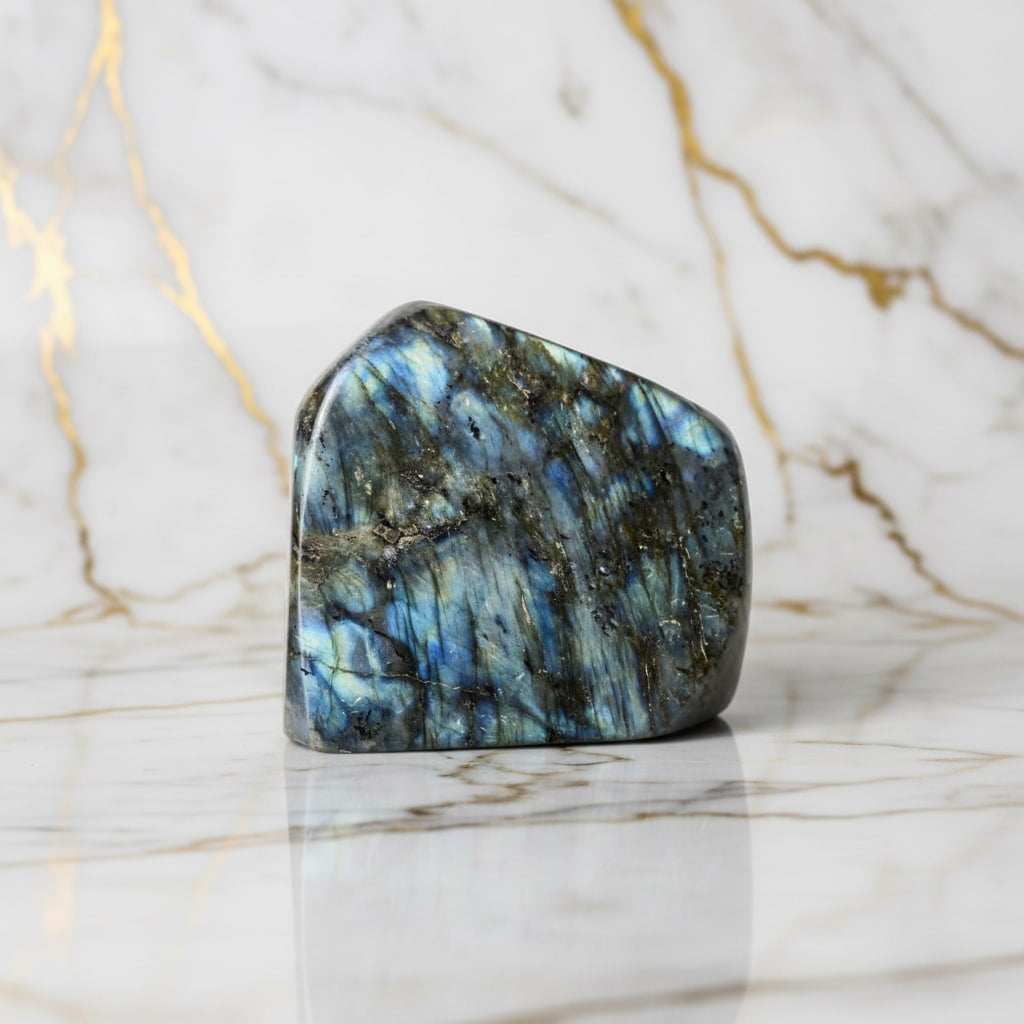 Labradorit Freiform – Dekorationsobjekt mit Farbvielfalt CrystalScents