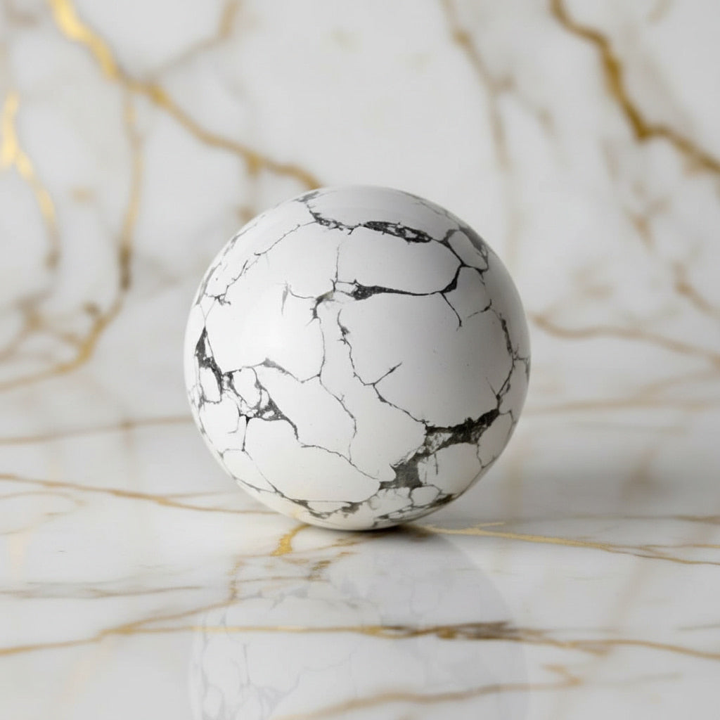 Howlit Kugel – Sanftes Kristallobjekt für Ruhe & Balance CrystalScents