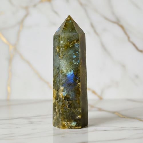 Labradorit Obelisk – Magie & Intuition CrystalScents