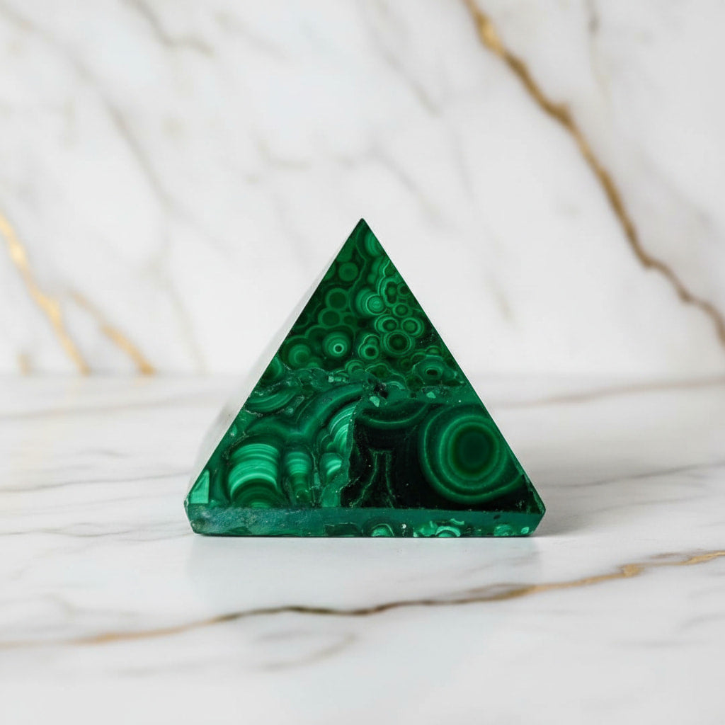 Malachit Pyramide – Energievolle Maserungen JETZT sichern CrystalScents
