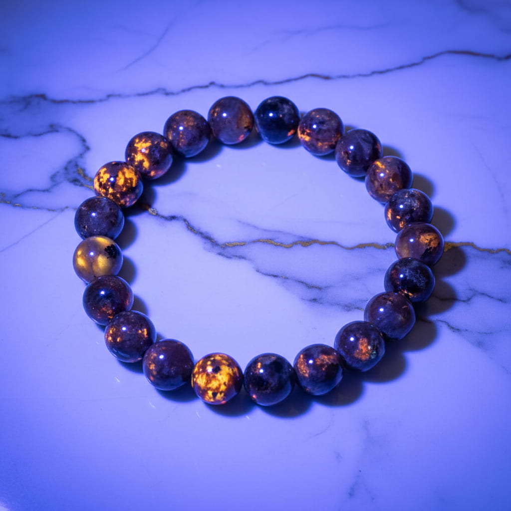 Flammenstein Yooperlite Kugelarmband – Mystisches Leuchten CrystalScents
