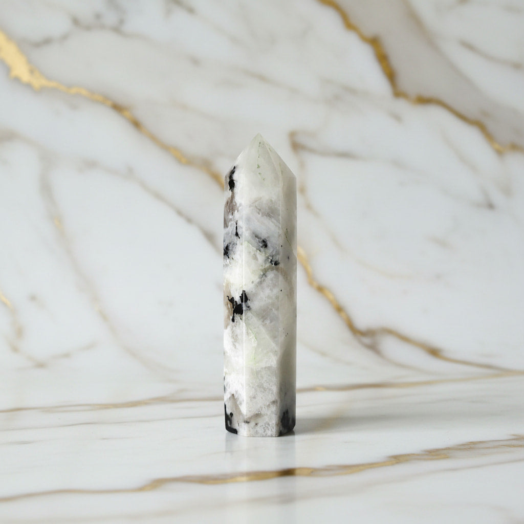 Mondstein Obelisk Schwarz-Weiß – Klarheit JETZT sichern CrystalScents
