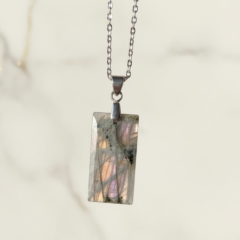 Labradorit Halskette - Geschliffener Anhänger CrystalScents
