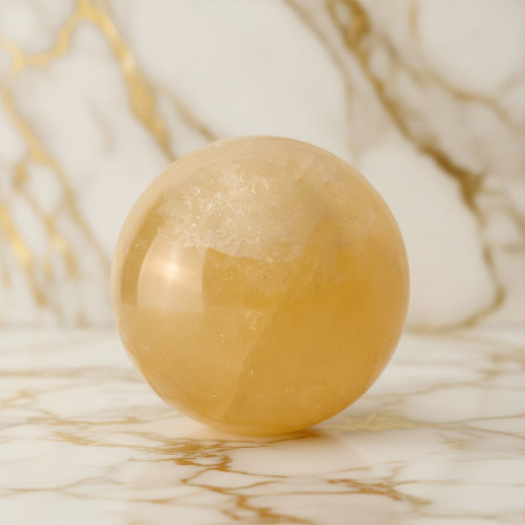 Große Calcit Kugel – Leuchtender Begleiter für Motivation CrystalScents