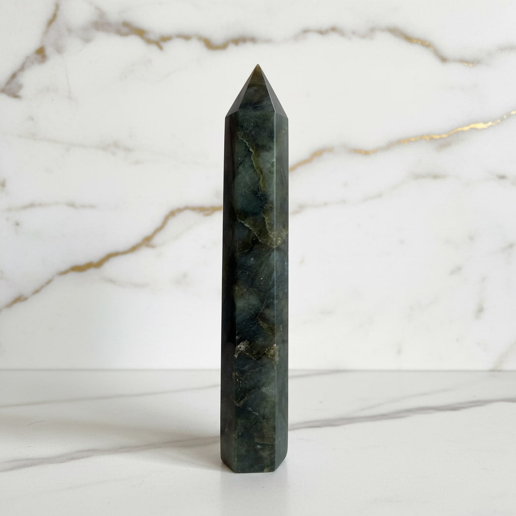 Labradorit Obelisk – Kraft & Lebendigkeit