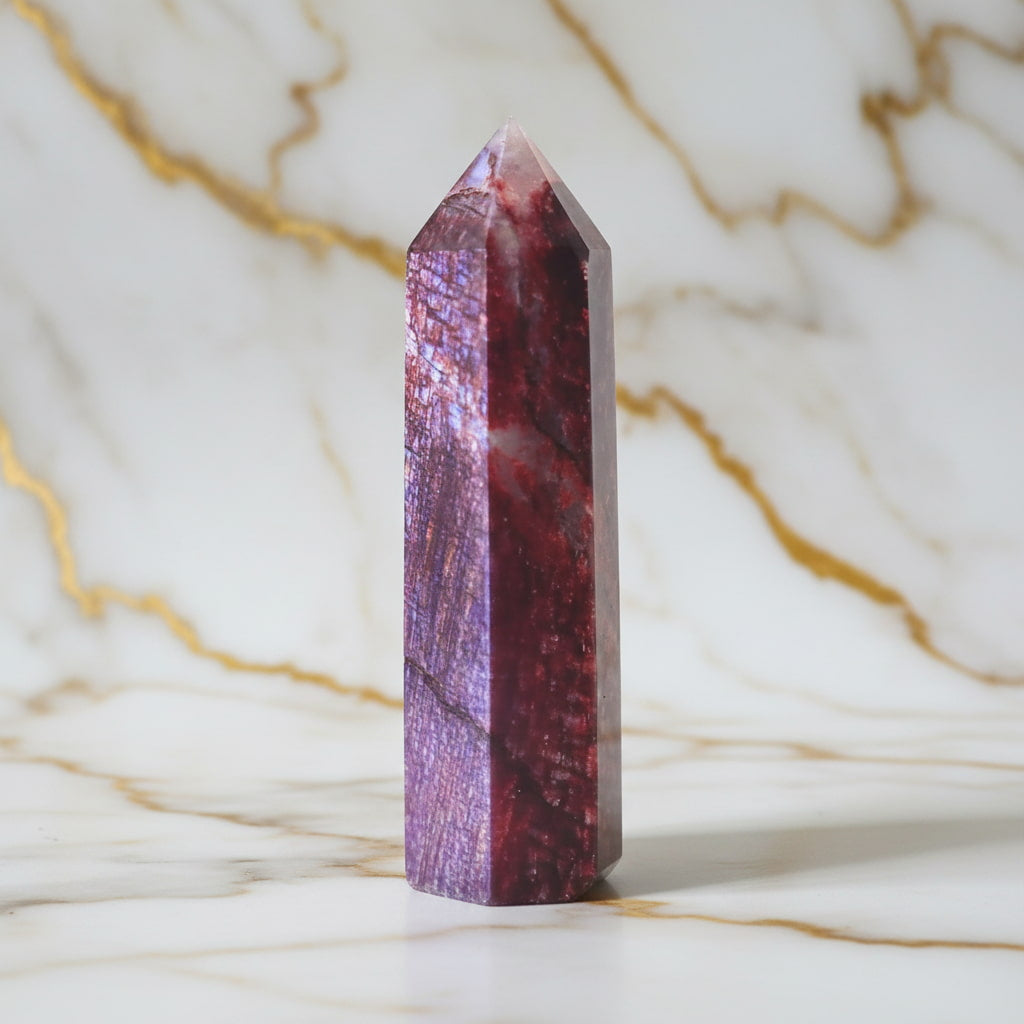 Mondstein Obelisk – Schimmerndes Rot JETZT sichern CrystalScents