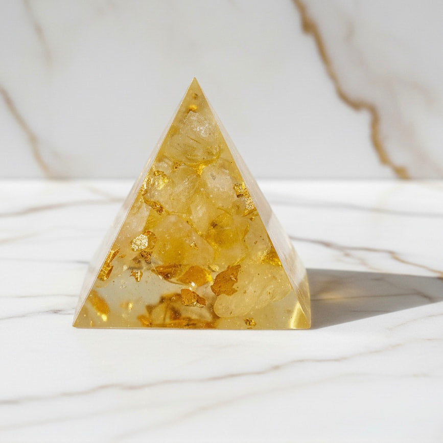 Mini Citrin Pyramide – Leuchtkraft für Zuhause CrystalScents