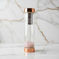 Rosenquarz Glasflasche – Stilvoller Tee CrystalScents