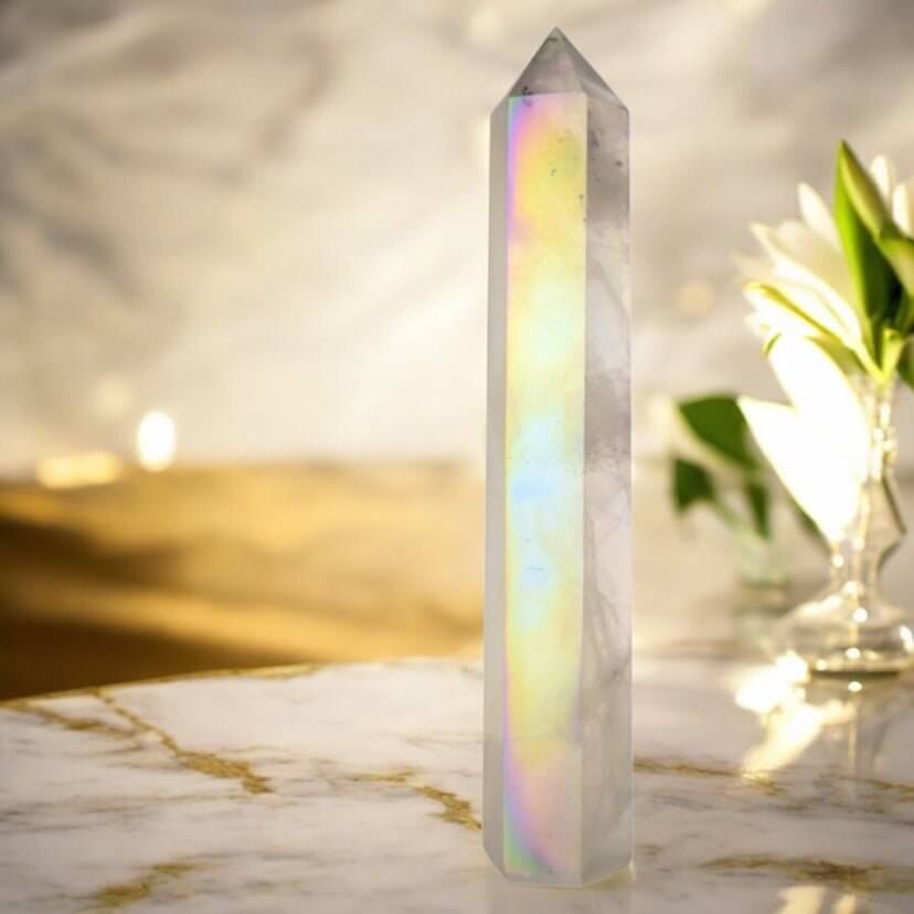Obelisk aus Aura Bergkristall – Ausdrucksstarkes Kristallobjekt für positive Schwingungen
