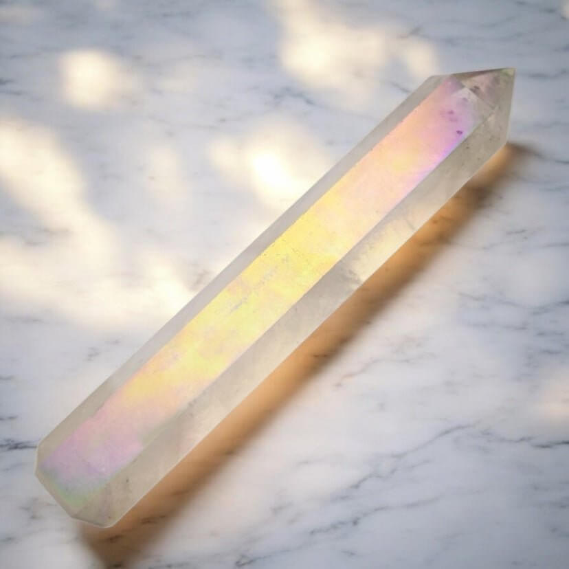 Obelisk aus Aura Bergkristall – Ausdrucksstarkes Kristallobjekt für positive Schwingungen