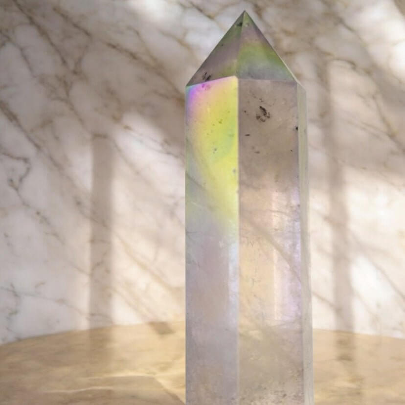 Obelisk aus Aura Bergkristall – Ausdrucksstarkes Kristallobjekt für positive Schwingungen