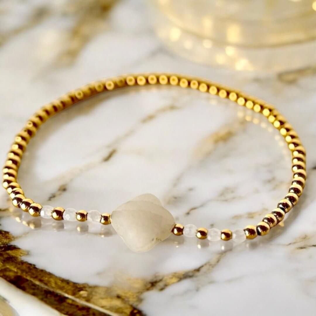 Goldenes Armband mit Bergkristall Blüte - Zartes Schmuckstück für Harmonie & Ausstrahlung