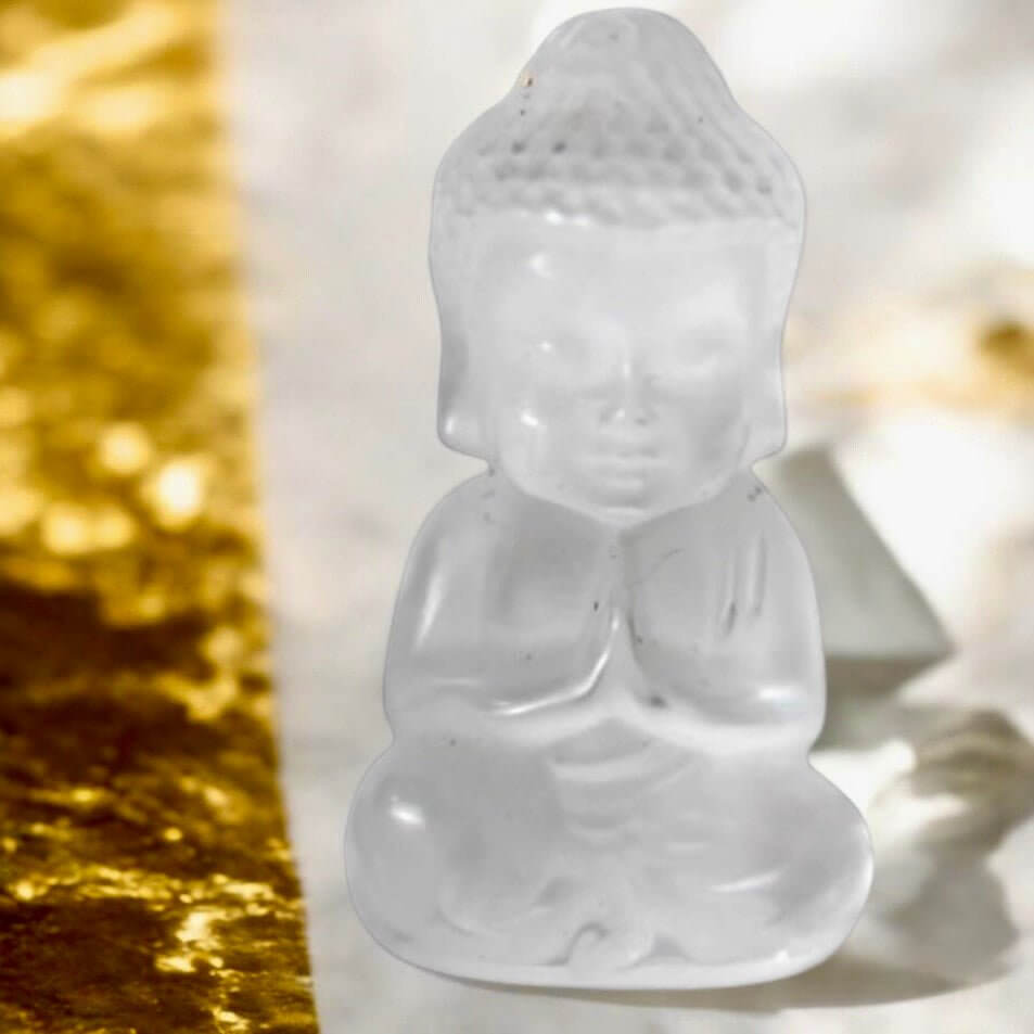 Buddha Figur aus Bergkristall – Zartes Kristallobjekt für friedvolle Atmosphäre