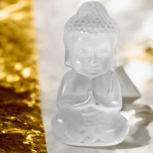 Buddha Figur aus Bergkristall – Zartes Kristallobjekt für friedvolle Atmosphäre