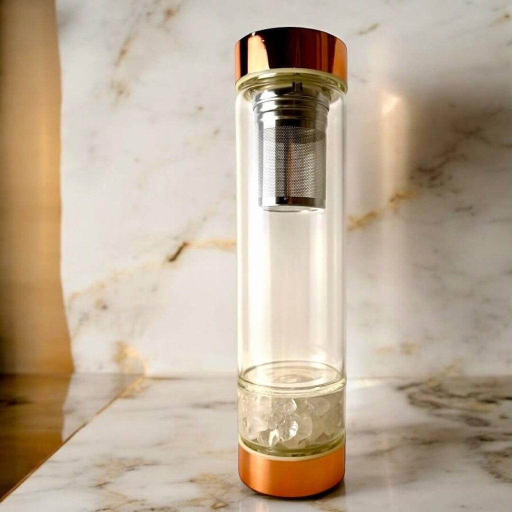 Elegante Glasflasche mit Bergkristall & roségoldenem Verschluss – perfekt für Tee unterwegs