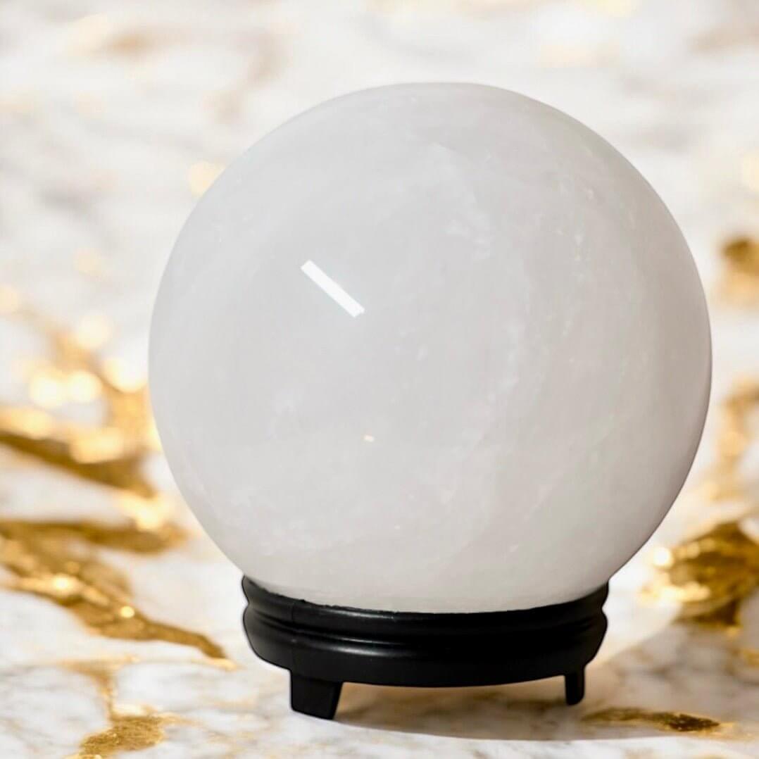 Große Kristallkugel aus Bergkristall – Harmonisches Highlight für Fokus und Balance