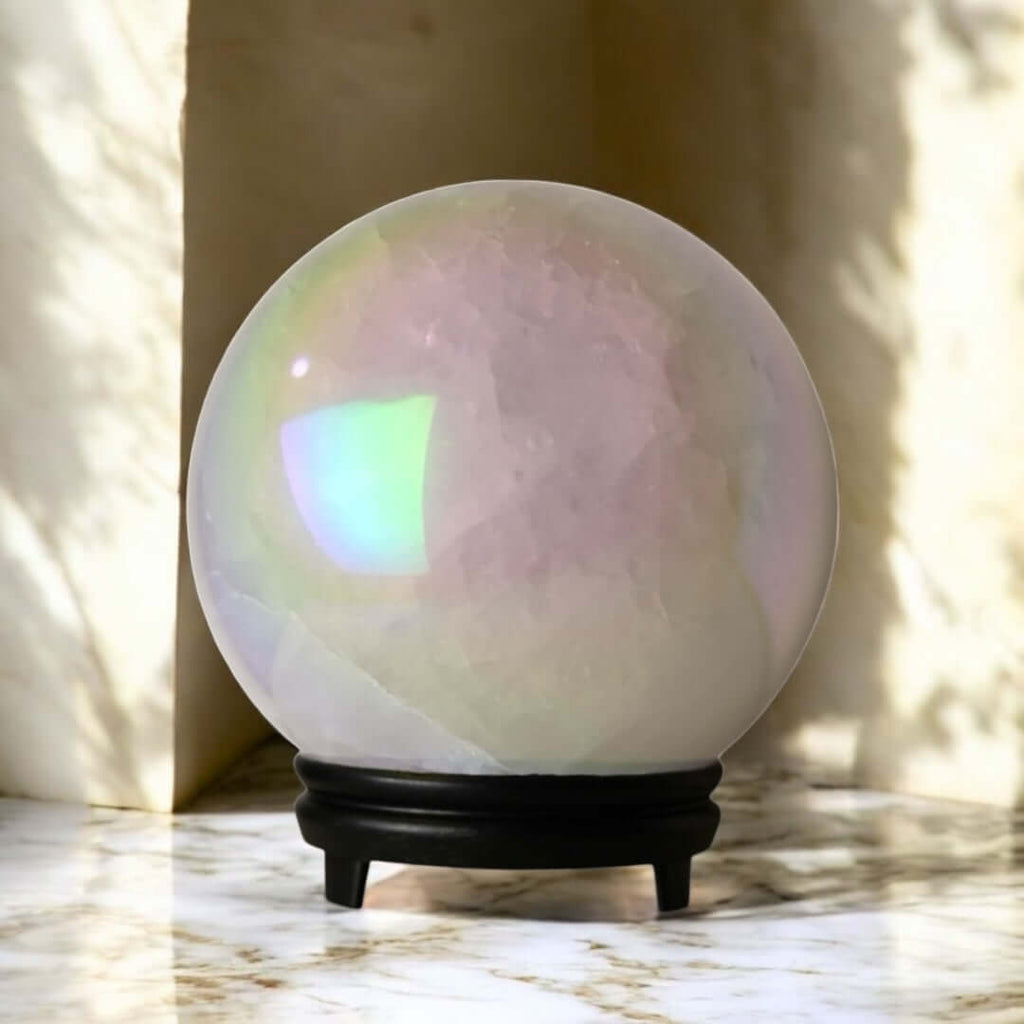 Große Aura Bergkristall Kugel – Strahlendes Naturjuwel für Klarheit und Harmonie