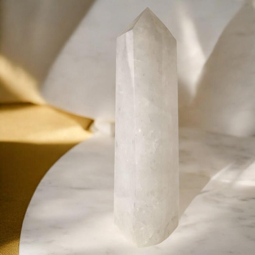 Großer Bergkristall Obelisk – Majestätischer Edelstein für Energie und Ausgeglichenheit