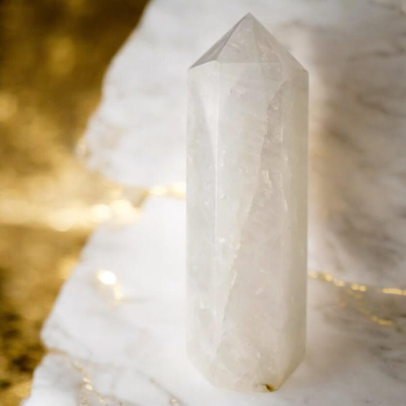 Großer Bergkristall Obelisk – Ausdrucksstarkes Edelsteinstück für Fokus und Harmonie