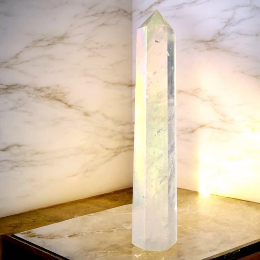 Leuchtender Aura Bergkristall Obelisk – Faszinierendes Edelsteinstück für Wohn- und Meditationsräume