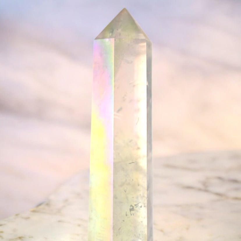 Leuchtender Aura Bergkristall Obelisk – Faszinierendes Edelsteinstück für Wohn- und Meditationsräume