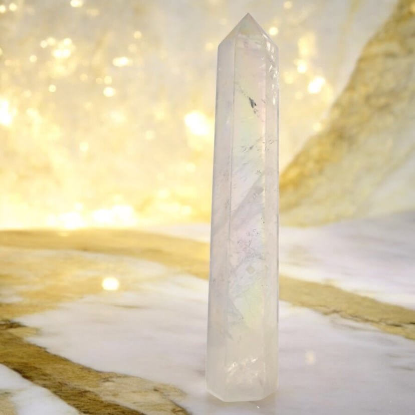 Leuchtender Aura Bergkristall Obelisk – Faszinierendes Edelsteinstück für Wohn- und Meditationsräume