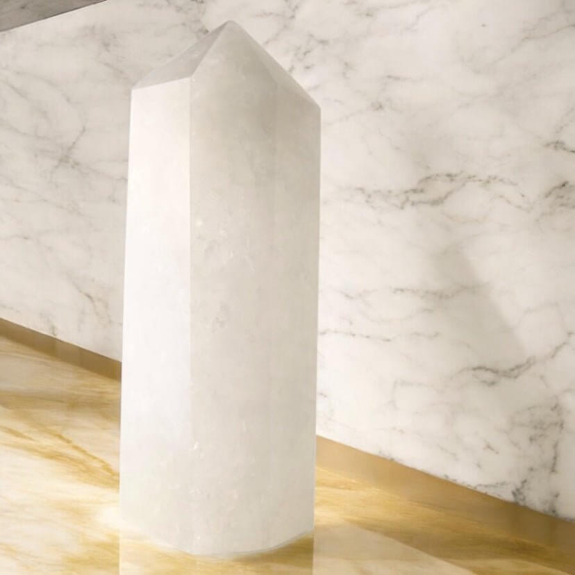 Großer Bergkristall Obelisk – Natürliche Quelle der Klarheit