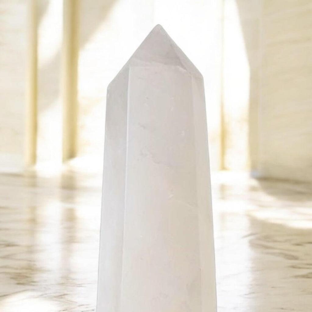 Großer Bergkristall Obelisk – Kraftvolle Energie für Klarheit und innere Balance